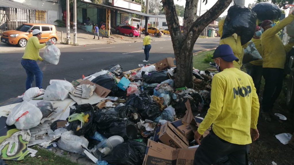 Obras Públicas retira promontorios de basura en bulevar Los Héroes ante negligencia de la alcaldía de San Salvador obras-publicas-retira-promontorios-de-basura-en-bulevar-los-heroes-ante-negligencia-de-la-alcaldia-de-san-salvador